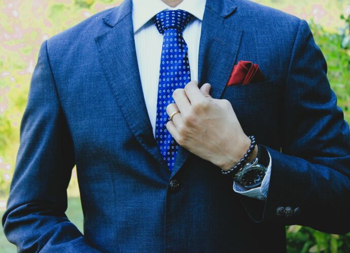 Das perfekte Einstecktuch für deinen blauen Anzug