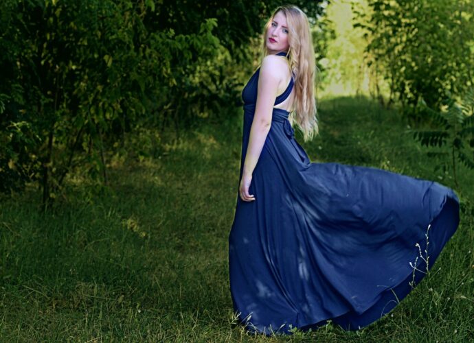 einzigartiger Look als Hochzeitsgast mit einem dunkelblauen Kleid