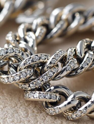 Nahaufnahme von Edelstahlschmuck mit glänzender Oberfläche.